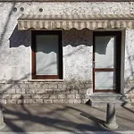 Cube By The River Апартаменти *